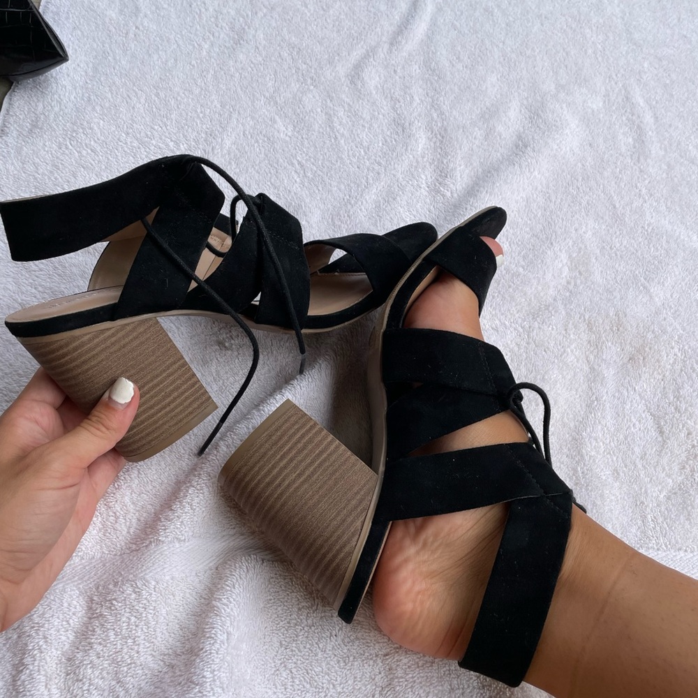 LACE UP BLACK HEELS